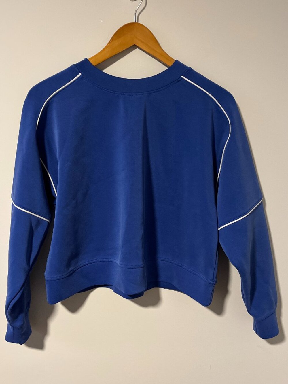 All in Motion Sweatshirt Womens M Blue Soft Brushed Cropped Boxy Piping Crewneck